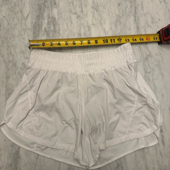 🍋 Lululemon Track That 5” Women’s White Shorts Size 8 Good Condition - Picture 5 of 7